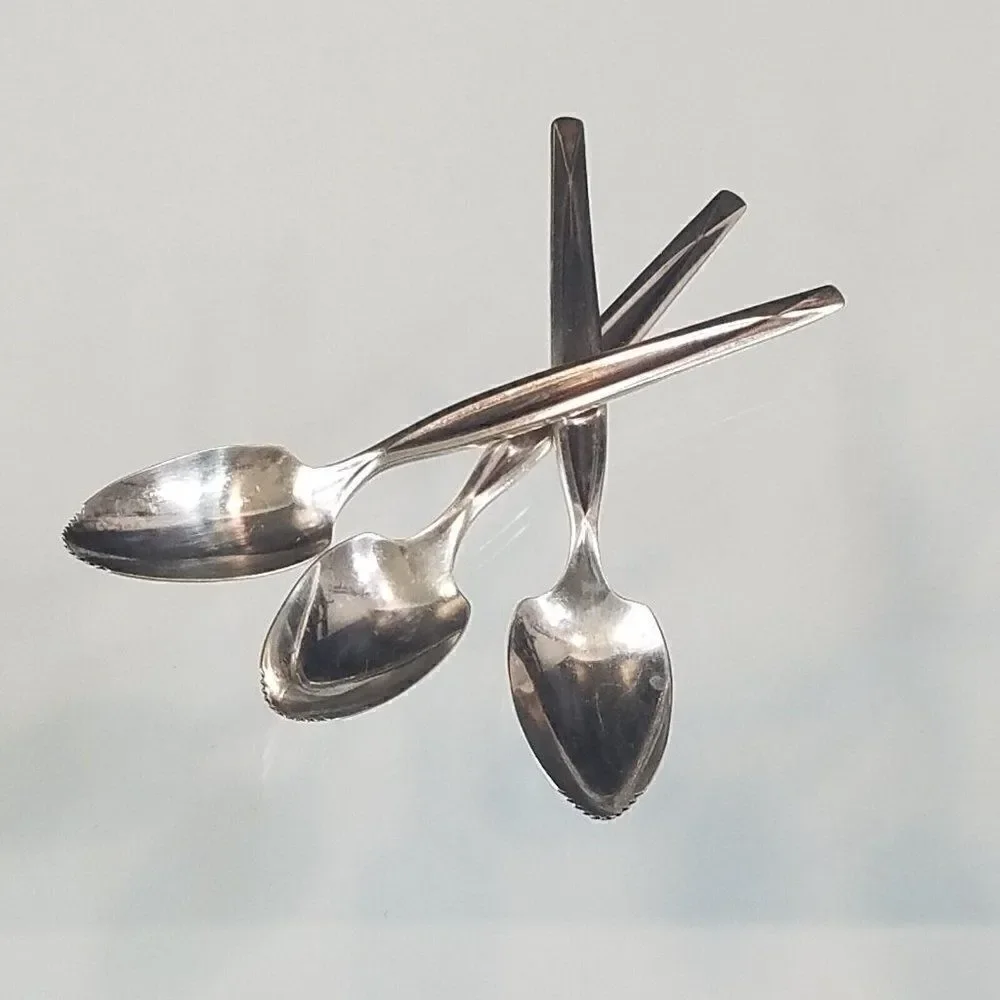 3 Vintage WM Rogers MFG CO Serrated Grapefruit Spoons Silverplate 6 In long
